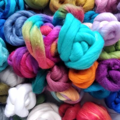 Színkavalkád és tűnemezelés